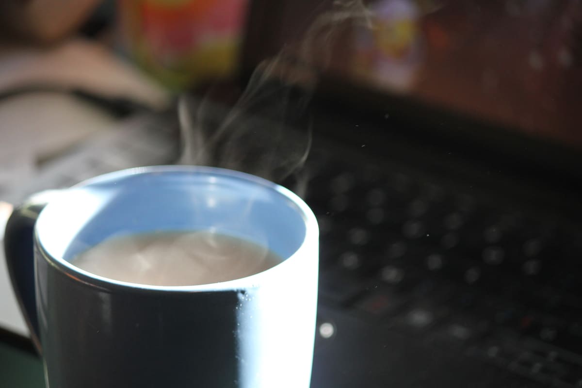 Xícara de chá fumegante, com vapor visível subindo